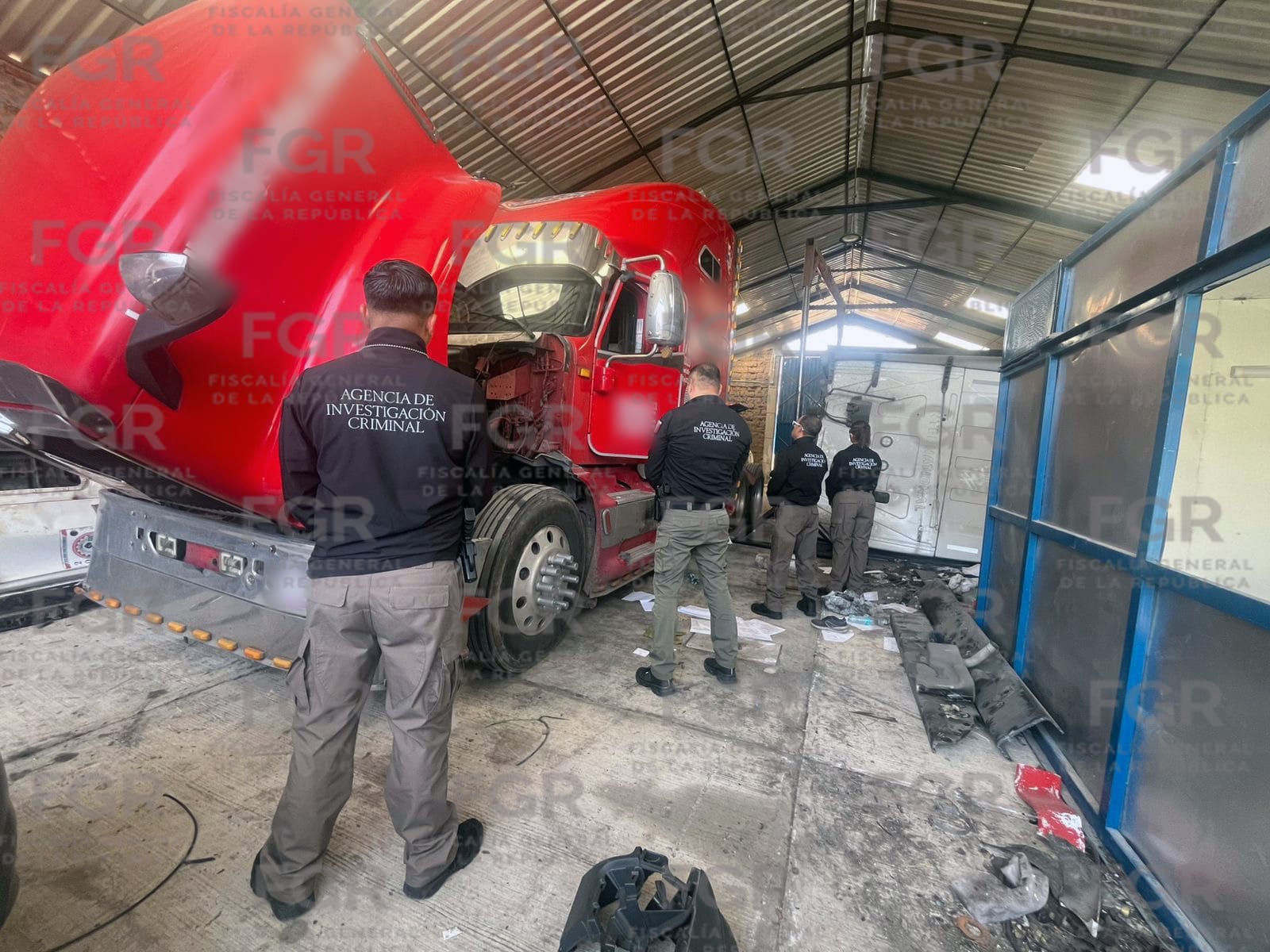 En cateo, FGR asegura tractocamión probablemente robado e inhibidor de señal en Apizaco